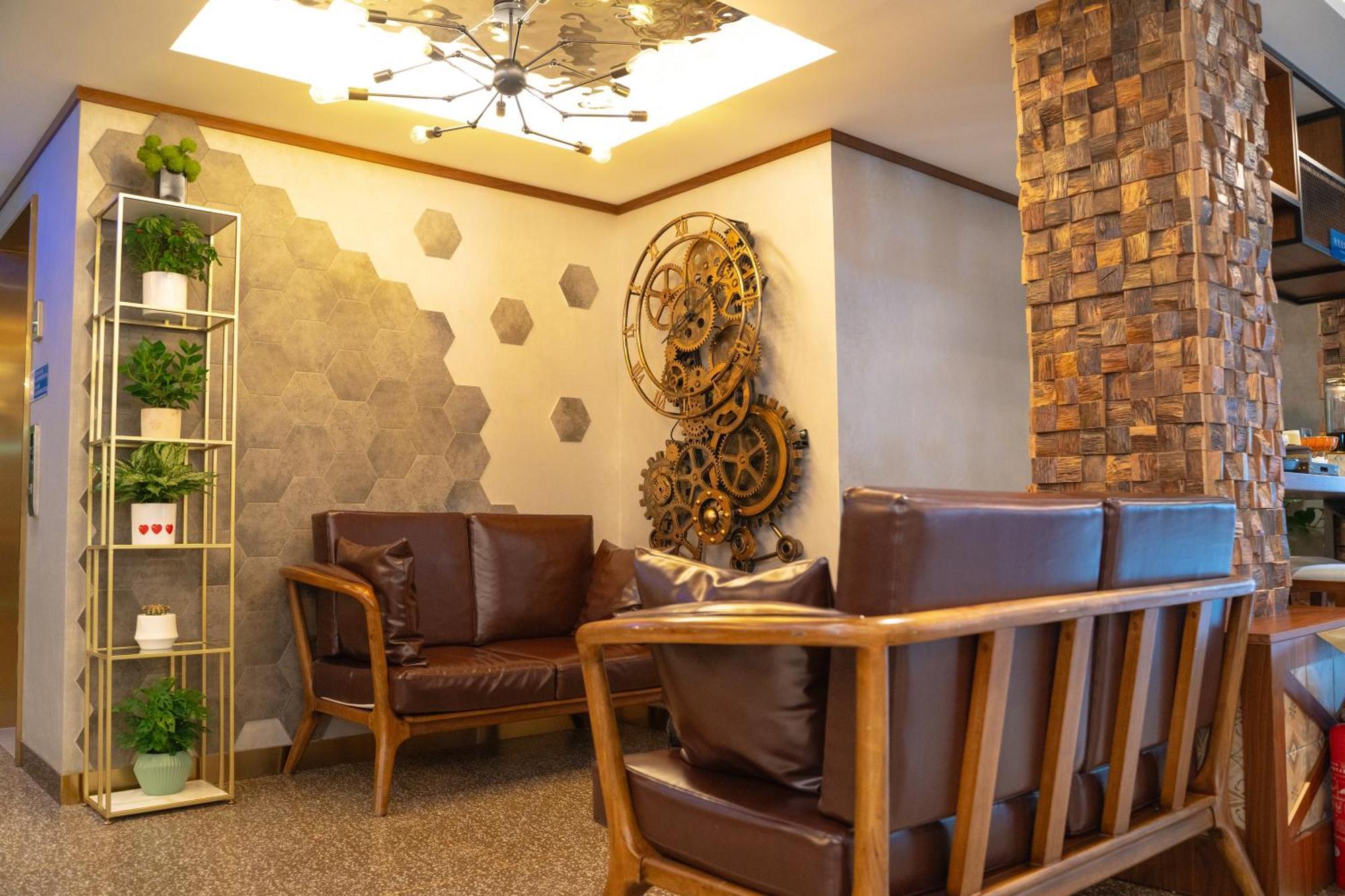 Time Traveller Boutique - Near Cbd, Cctv, China Zun, Skp And Sanlitun, Tian'anmen Square, Forbidden City, Free Daily Necessities, Free Night Snack, Free Laundry, Communication Well, Free Travel Advice , Free Gymnastic,