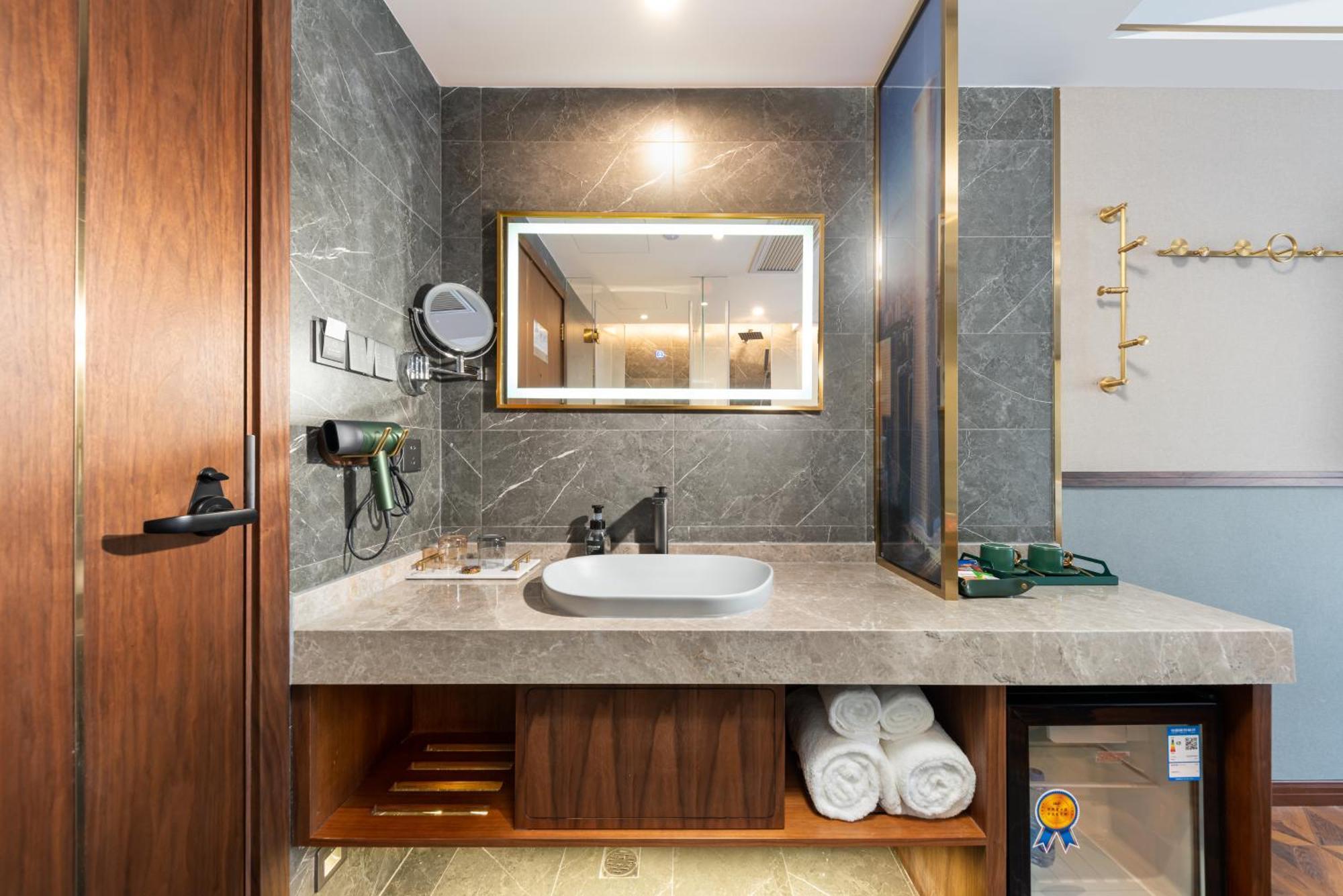 Time Traveller Boutique - Near Cbd, Cctv, China Zun, Skp And Sanlitun, Tian'anmen Square, Forbidden City, Free Daily Necessities, Free Night Snack, Free Laundry, Communication Well, Free Travel Advice , Free Gymnastic, 4*