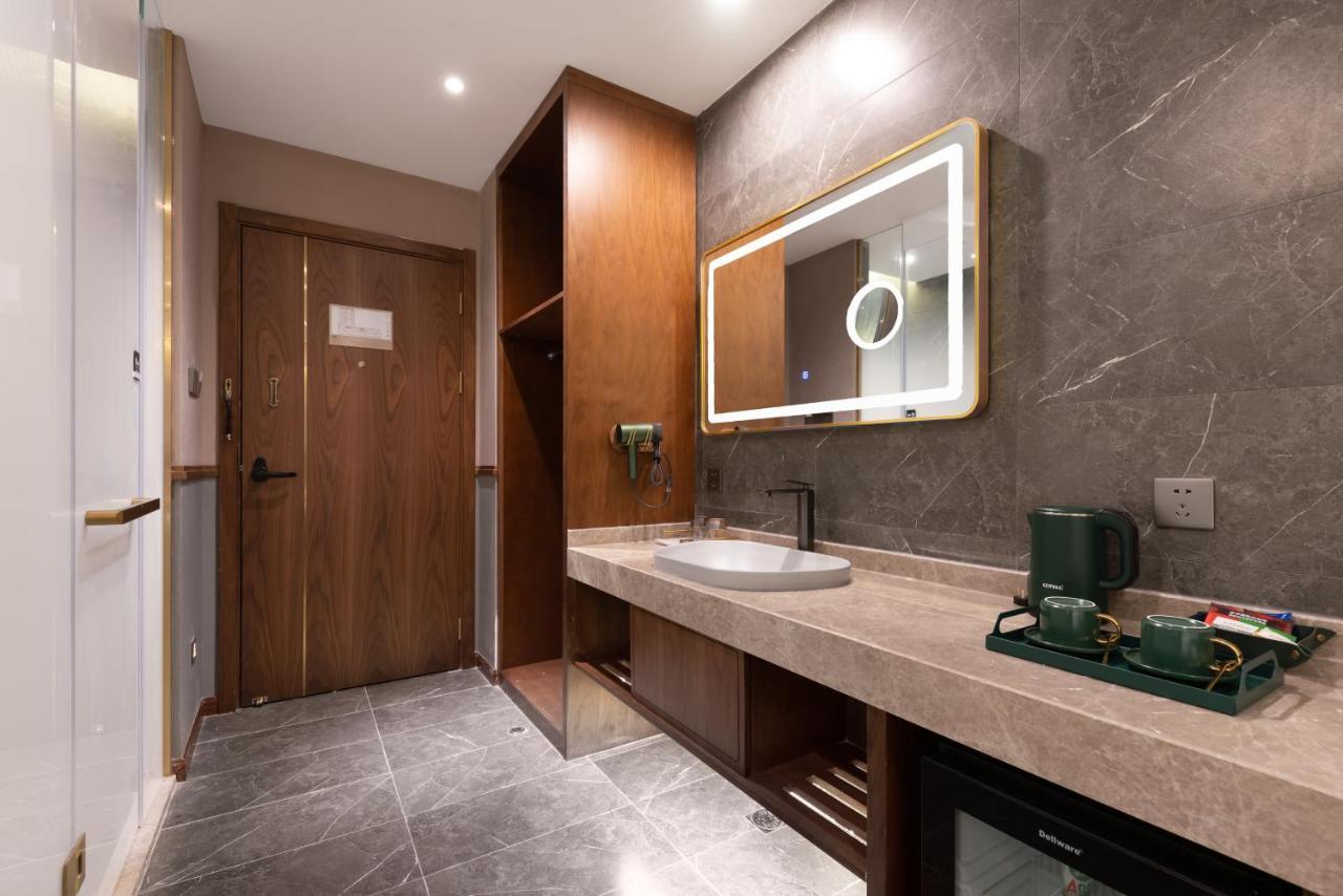 Time Traveller Boutique - Near Cbd, Cctv, China Zun, Skp And Sanlitun, Tian'anmen Square, Forbidden City, Free Daily Necessities, Free Night Snack, Free Laundry, Communication Well, Free Travel Advice , Free Gymnastic,
